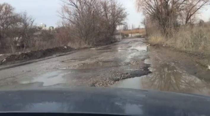 На видео показана улица Индустриальная в столичном секторе Чеканы.