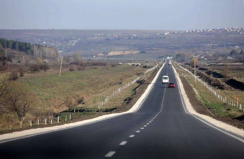 Lucrările de reabilitare a unui sector de 93 de kilometri al drumului național M2 – Sărăteni-Soroca se apropie de final, autostrada urmînd a fi dată în exploatare în acest an.