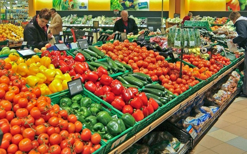 В Великобритании супермаркеты продают только по 3 помидора, перца и огурца.