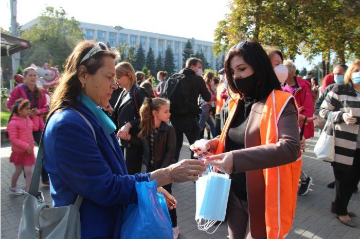 В День города Кишинева волонтеры раздали более 18 тысяч масок.