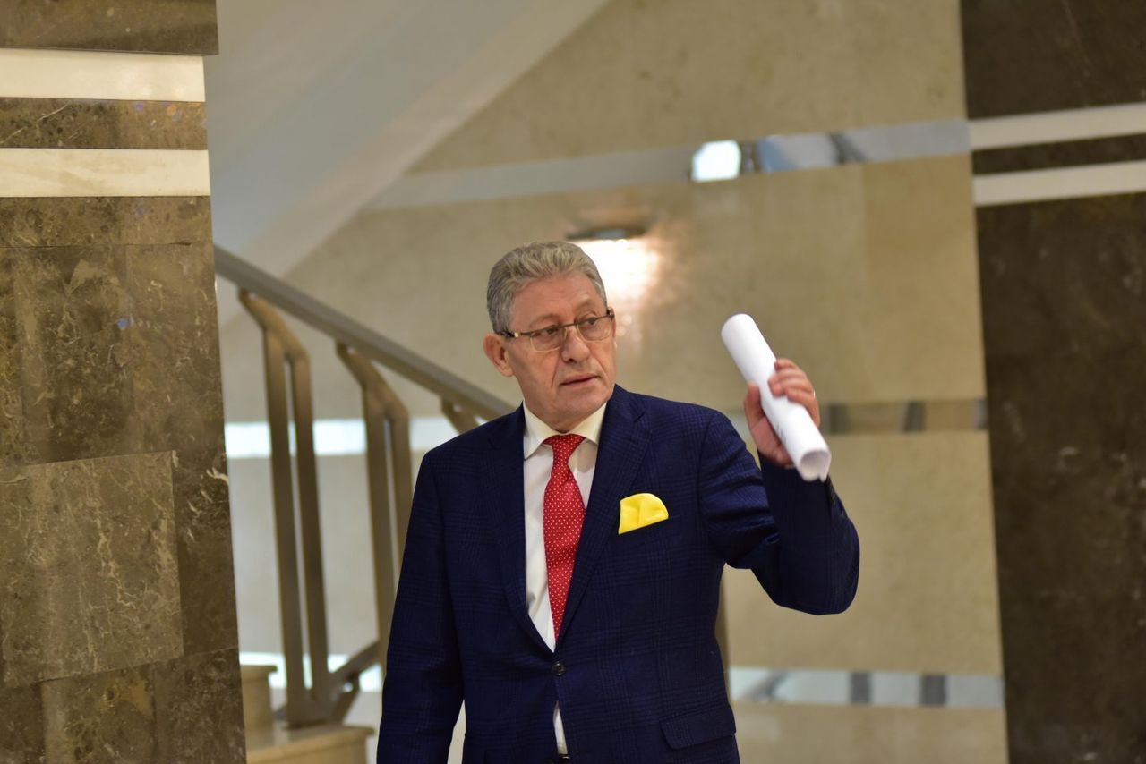Либералы покинули заседание парламента.