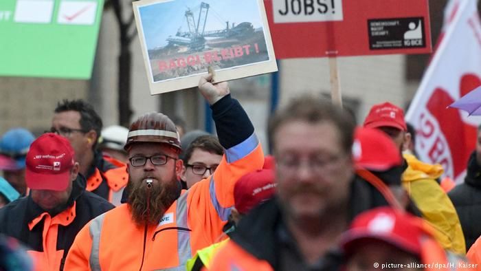 В Германии тысячи шахтеров протестовали против отказа от угля.