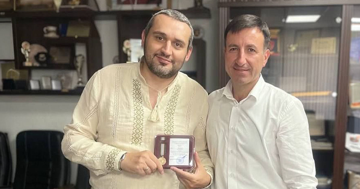 Un blogger moldovean a primit o medalie de la șeful IGP și a fost lipsit de ea în aceeași zi.