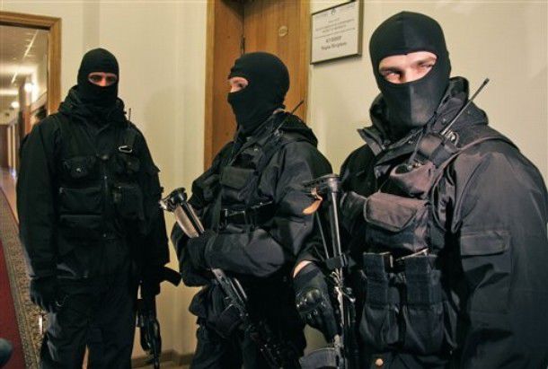 На допрос должны доставить около 70-ти человек. Фото: ru.tsn.ua