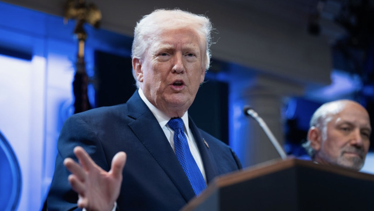 Трамп повысил введенные для всех стран пошлины с 10% до 15%.