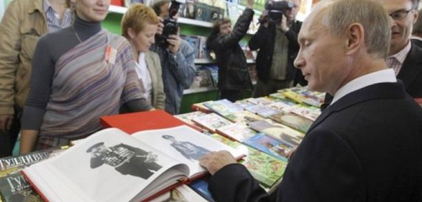 Separatiștii din regiunea Donețk din estul Ucrainei își fac de cap. Primarul autodeclarat al Slavianskului, Veaceslav Ponomareov, a rebotezat acest oraș cu numele de ”Putinsk.”