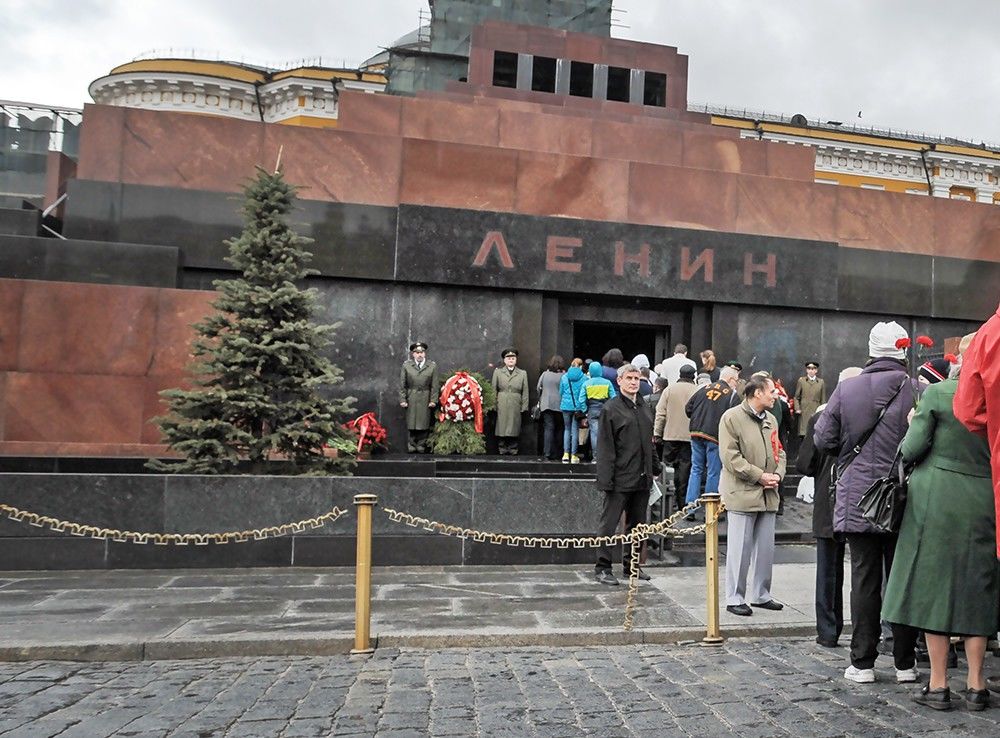 Благодаря новейшим достижениям науки, тело Ленина, забальзамированное в 1924 году, может сохраняться неопределенно долгое время.