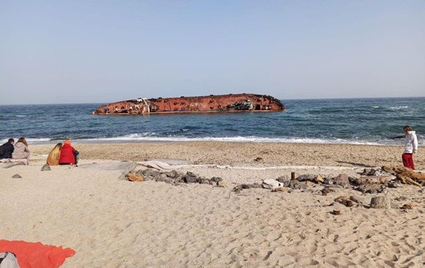 Одесситы "самоизолируются" на море.