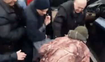 BMW parcat în mijlocul drumului. Șoferul, pedepsit dur de trecători