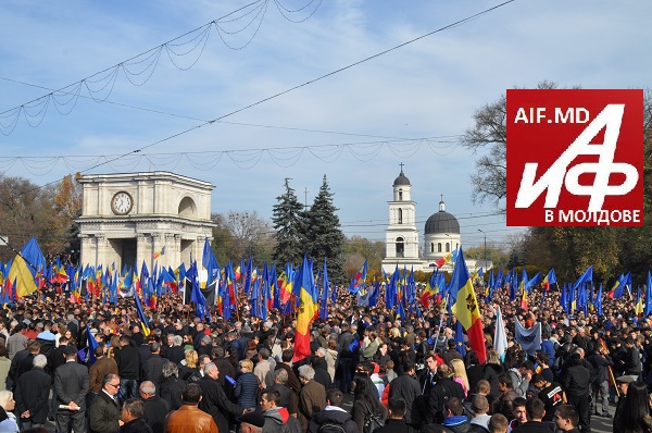 Для поддержки европейского курса Молдовы на митинге 3 ноября на площади Великого Национального собрания собрались более 100 тысяч человек. Фото: aif.md