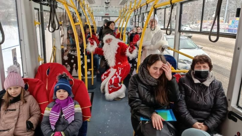 Детям из центров размещения вручили подарки от Деда Мороза.
