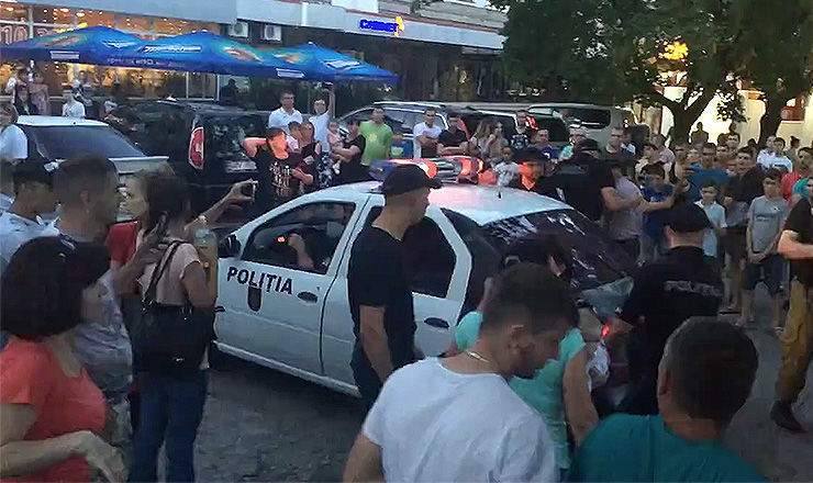 Dacă întreaga gaşcă de cheflii nu ar fi sărit în capul oamenilor legii, poate ar fi scăpat cu o amendă.