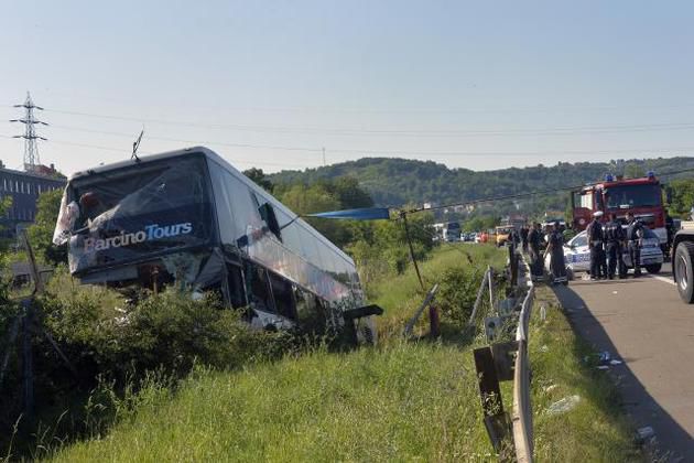 Un autocar care aducea turişti din Grecia s-a răsturnat luni dimineaţă la Bubanj Potok. Foto: gandul.info