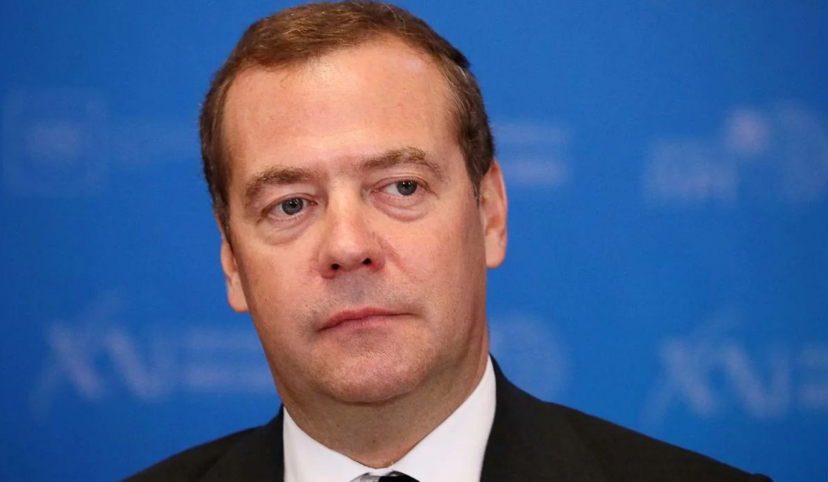 Медведев оценил снос памятников Пушкину и Суворову на Украине.