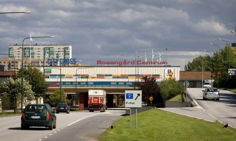 Правоохранители на час закрывали территорию ТЦ на вход и выход.