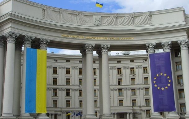 Если существуют какие-то тайные договоренности, то и выполняться они должны тайно, считают в МИД.