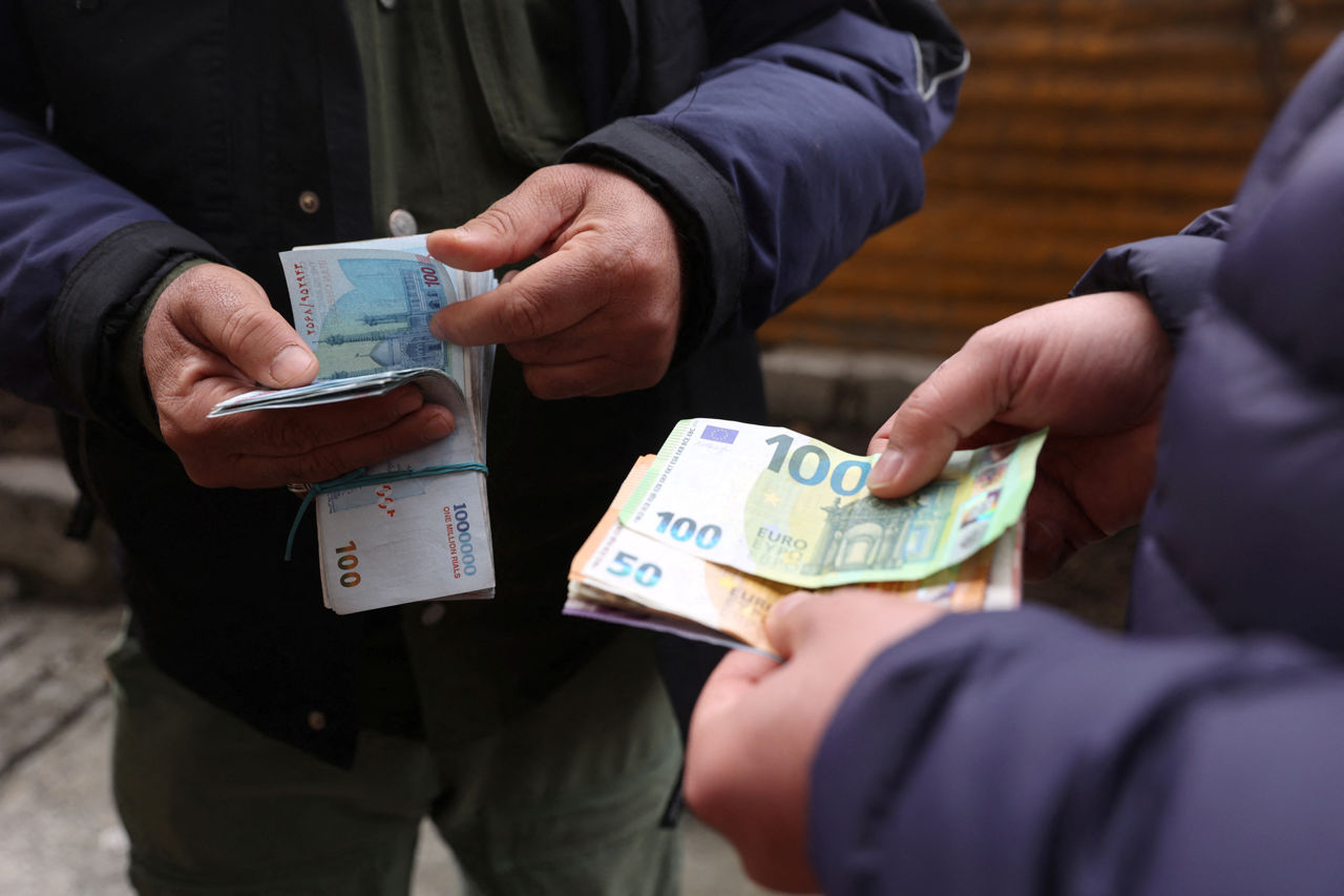 Google a setat cursul de schimb dintre rialul iranian și euro la zero.