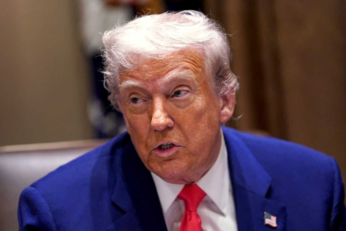 Верховный суд США разрешил Трампу лишить 500 тысяч мигрантов легального статуса.