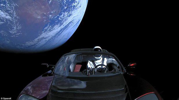 Maşina Tesla trimisă în spaţiu a fost filmată de un telescop robotizat