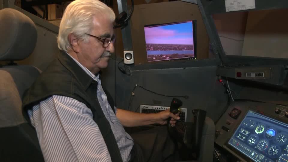 Иорданский пенсионер создал авиасимулятор у себя в подвале.