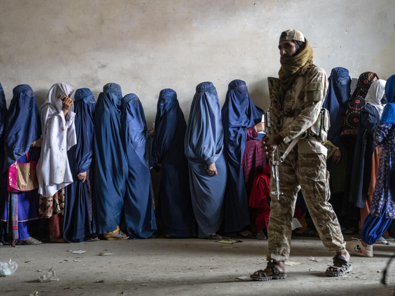 Talibanii au interzis femeilor să comunice cu alte femei.