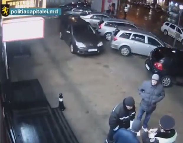 Membrii grupării ar fi sustras telefoane mobile, tablete, laptopuri şi alte accesorii din luna ianuarie până în prezent. Foto: politia capitale