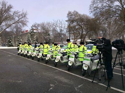 Politistii de patrulare din capitala s-au ales cu zece motorete noi. Acestea au fost donate de catre o companie italiana.
