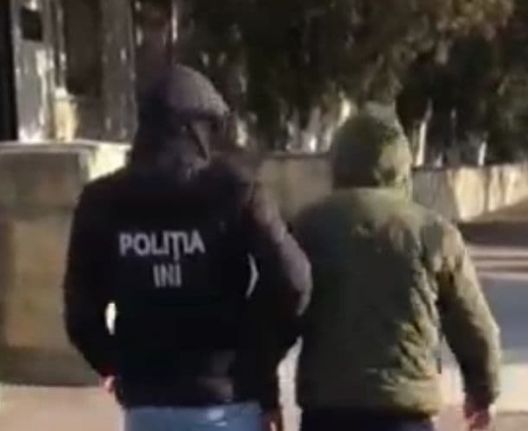 Полицейские задержали мужчину, шантажировавшего девушку интим-фото.