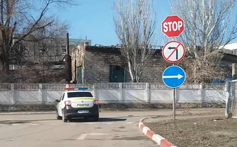 Очевидец заснял, как полиция нарушает правила дорожного движения.