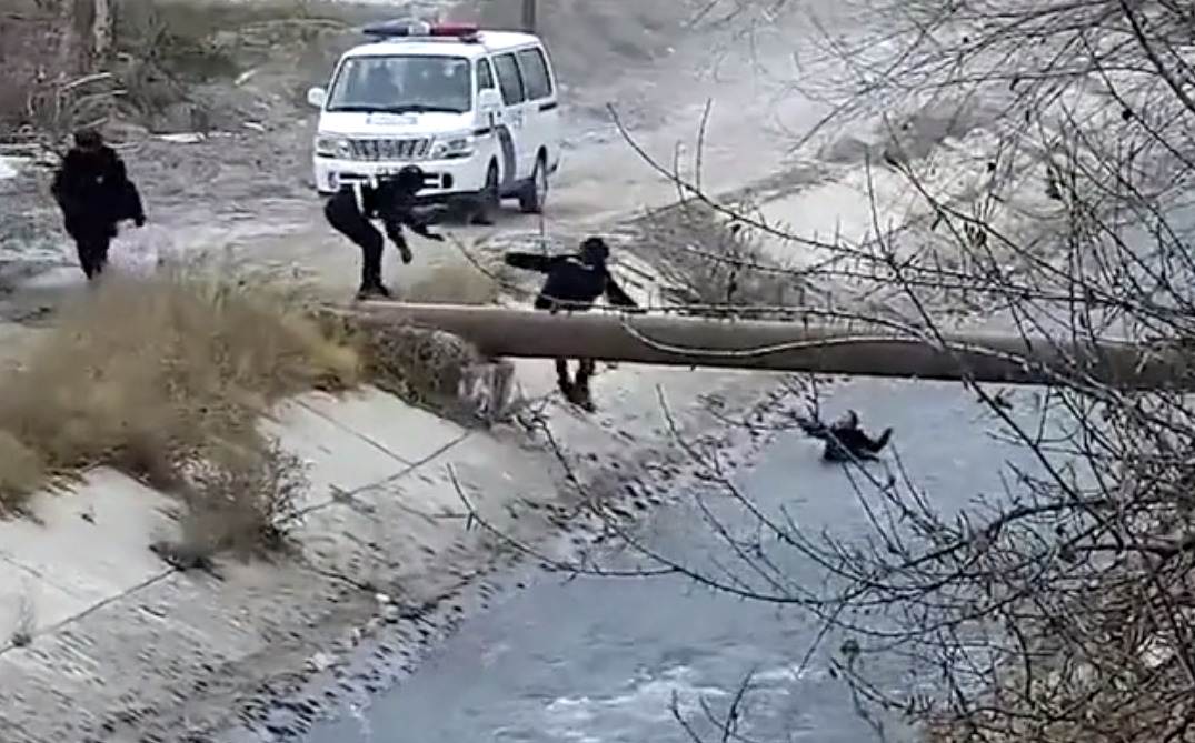 Спасение тонущего ребенка из бурлящей реки попало на видео.