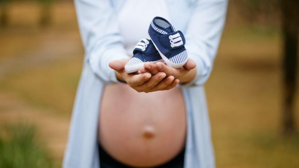 O femeie a născut simultan doi copii cu părinţi diferiţi.