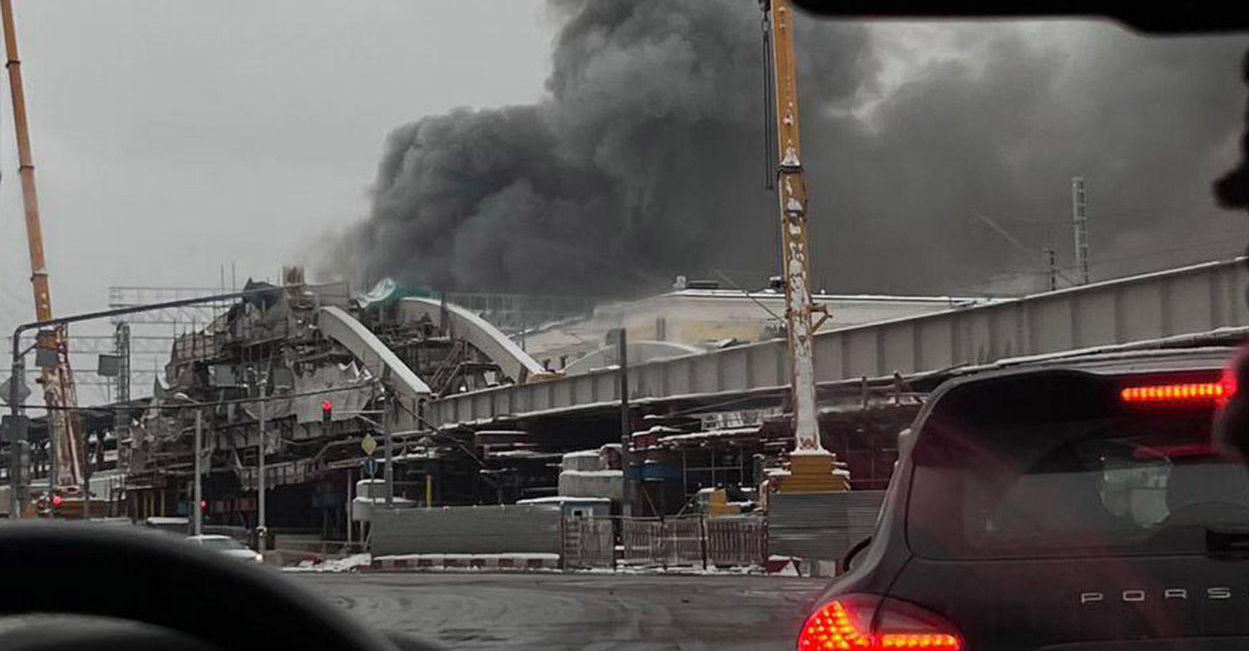 В центре Москвы произошел мощный пожар: привлекут пожарный поезд и авиацию.