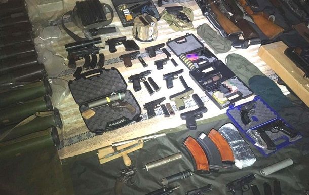 На Украине у мужчины изъяли более десяти тысяч единиц боеприпасов.