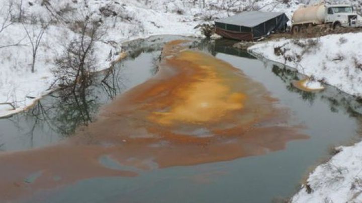 Peste 660.000 de litri de petrol s-au scurs într-o localitate din SUA. Foto: descopera.ro