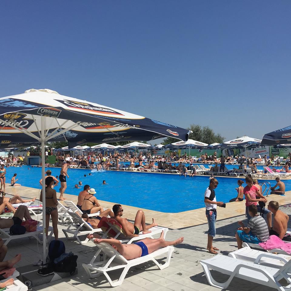 Moldovenii au luat cu asalt piscinele. Foto: megapolismall.md