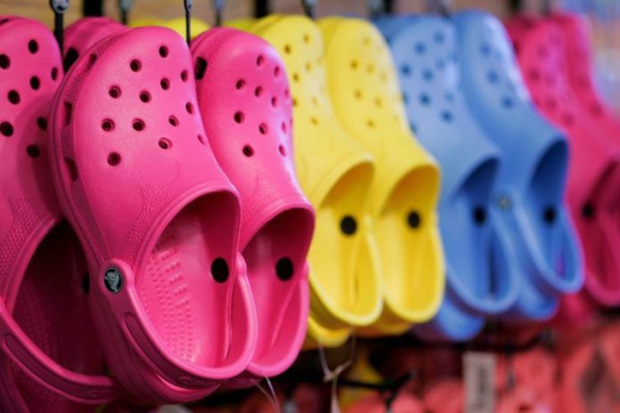 Pericolul la care se expun persoanele care poartă papuci din spumă de plastic. Foto simbol: topremediinaturiste.ro