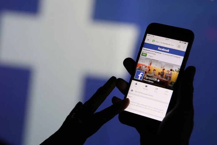 Facebook примет на работу журналистов для отбора новостей