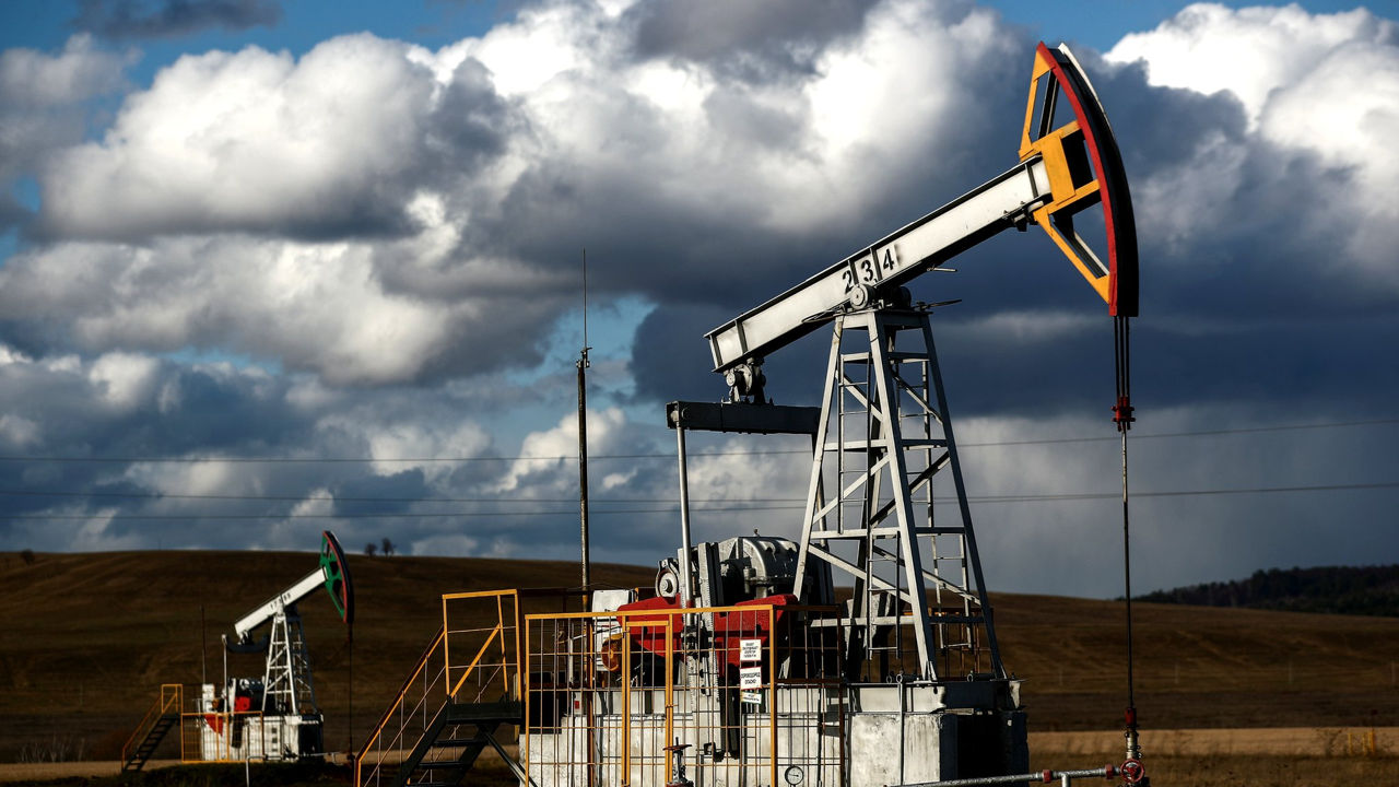 Цены на нефть 8 ноября упали до трехмесячного минимума.