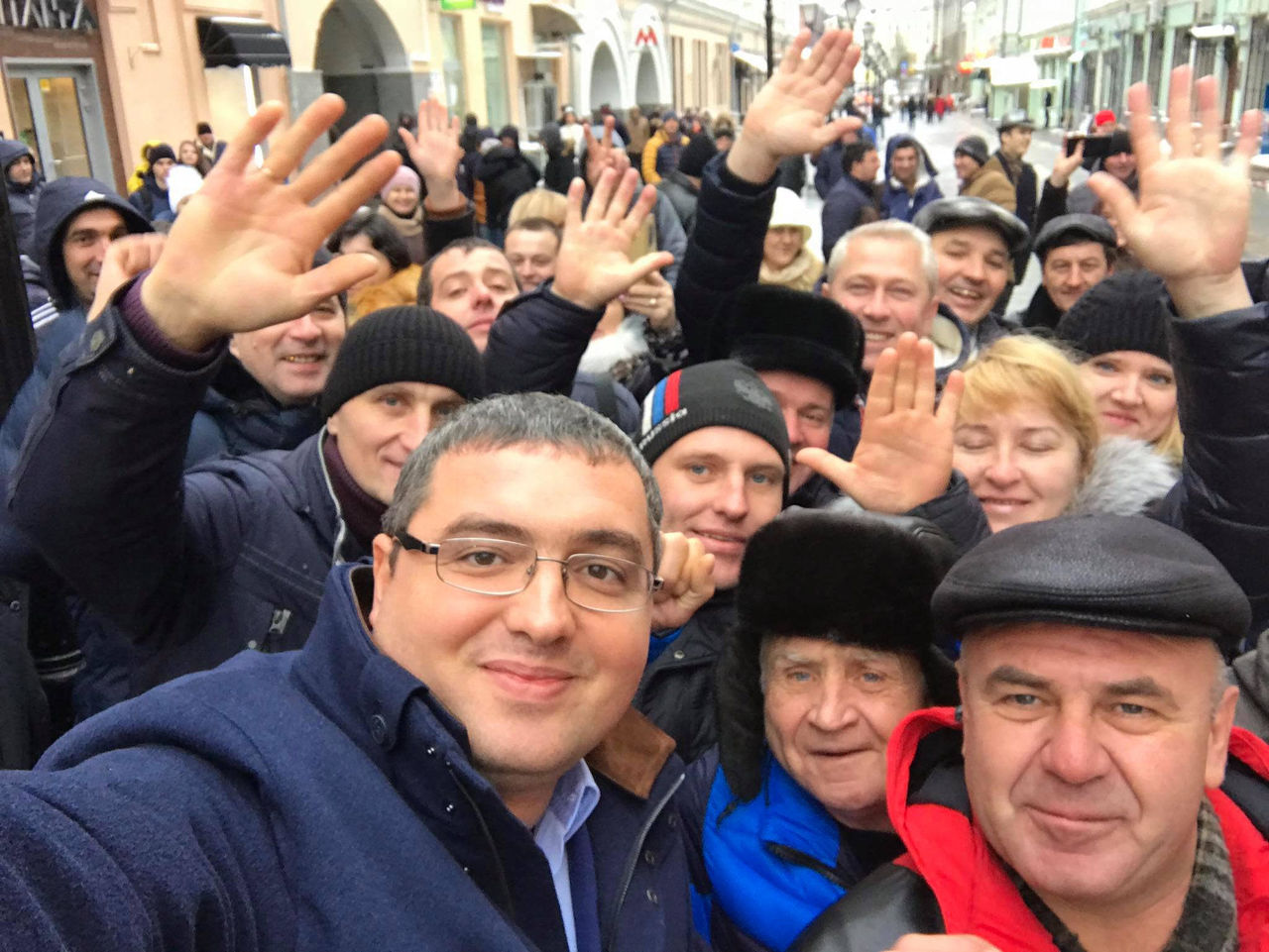 Усатый голосовал в посольстве в Москве: Против режима Плахотнюка.