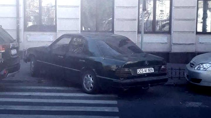 В Кишиневе водитель перепутал пешеходный переход с местом для парковки.