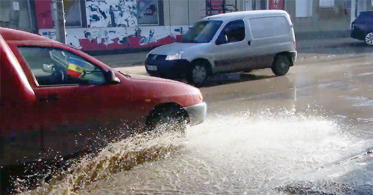 В Бельцах из-за прорыва водопровода сильно затопило улицу.