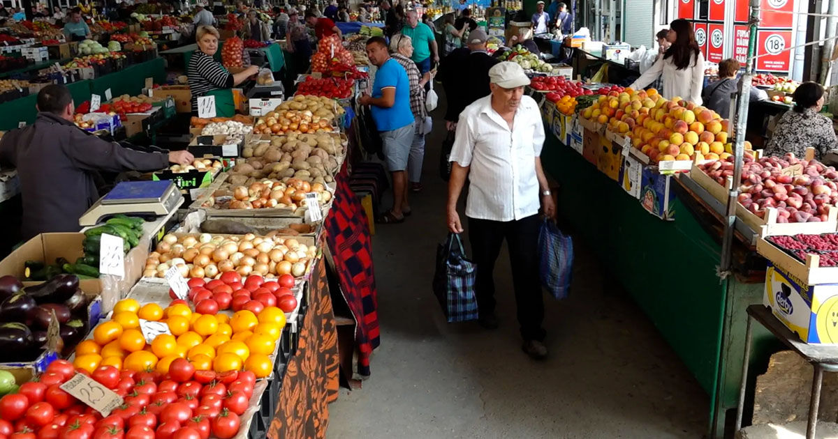 Tot mai multe fructe și legume de sezon apar la Piața Centrală.