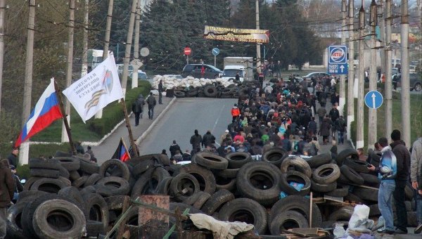 Ранее сообщалось, что ополченцы поджигают баррикады из покрышек на въезде в город.