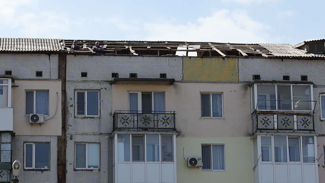 Mai mulți locatari ai unui bloc din Căușeni au rămas fără acoperiș deasupra capului.