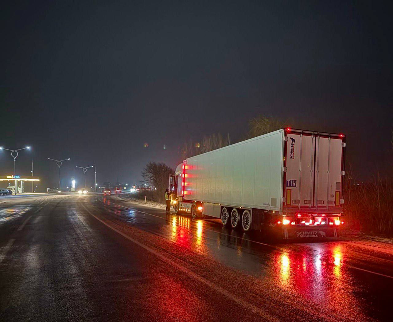 Poliția îndeamnă șoferii să fie prudenți din cauza condițiilor meteorologice nefavorabile.