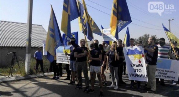 Un punct de trecere a frontierei, blocat de activiști.