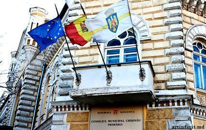 Ca şi reacţie, primarul a declarat şedinţa închisă şi toţi reprezentanţii serviciilor municipale au părăsit sala, notează IPN.