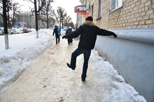 В других европейских странах лица, пострадавшие в результате гололеда или снега, могут подать в суд на органы местного самоуправления и потребовать компенсацию.