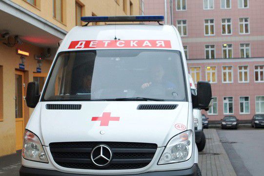 O fetiță de trei ani a fost transportată de urgență la spital după ce s-a împușcat dintr-o armă pneumatică. 