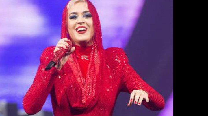 Cântăreața americană Katy Perry și-a făcut o apariție neașteptată la o nuntă.